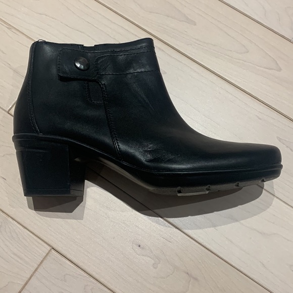 NWT Clarks Booties - Picture 2 of 6